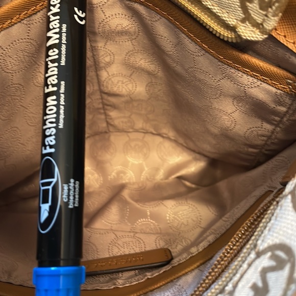 New with out tags. Michael Kors crossbody.  never used. - Picture 4 of 11
